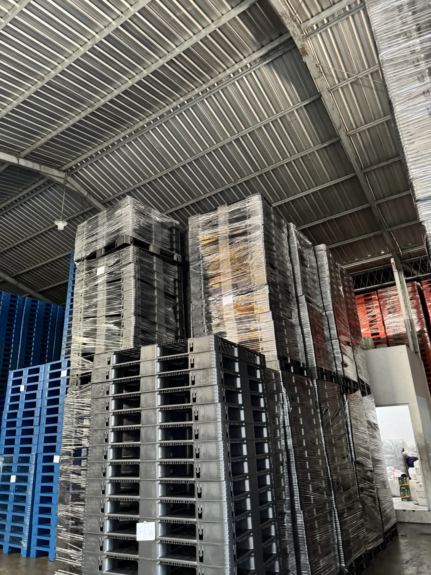 Stok pallet plastik yang telah dikemas