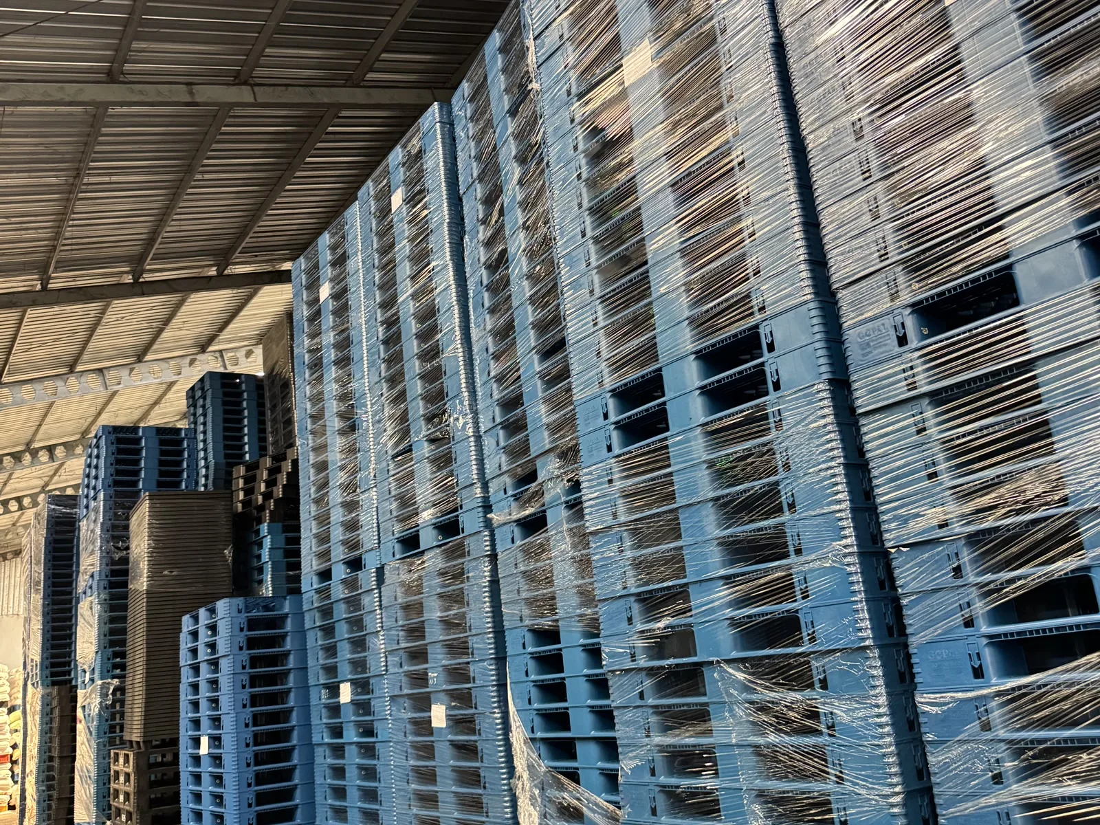 Stok pallet plastik yang telah dikemas